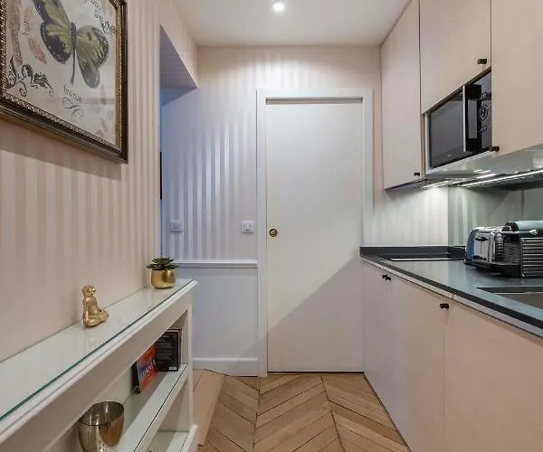 Le Beau Marais - Luxury Apartments, Air Cond, Lift